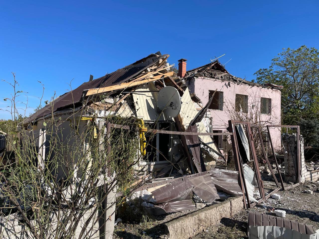 Розбито 8 приватних будинків 
