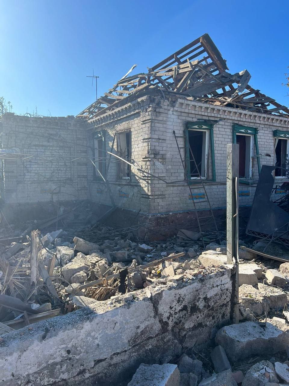 У селищі пошкоджені 8 приватних будинків
