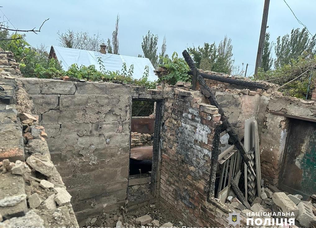 Поліція показала наслідки ворожої атаки по Нікополю і району з артилерії та дронів