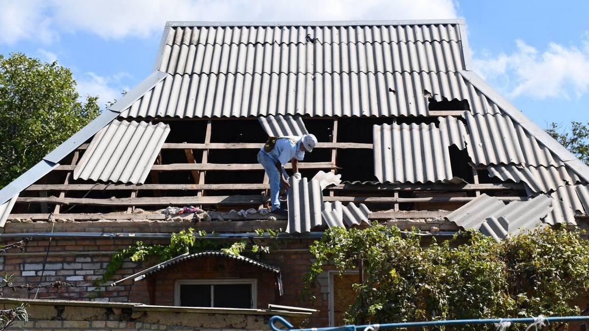 У Нікополі ремонтні бригади продовжують відновлення понівечених будинків 