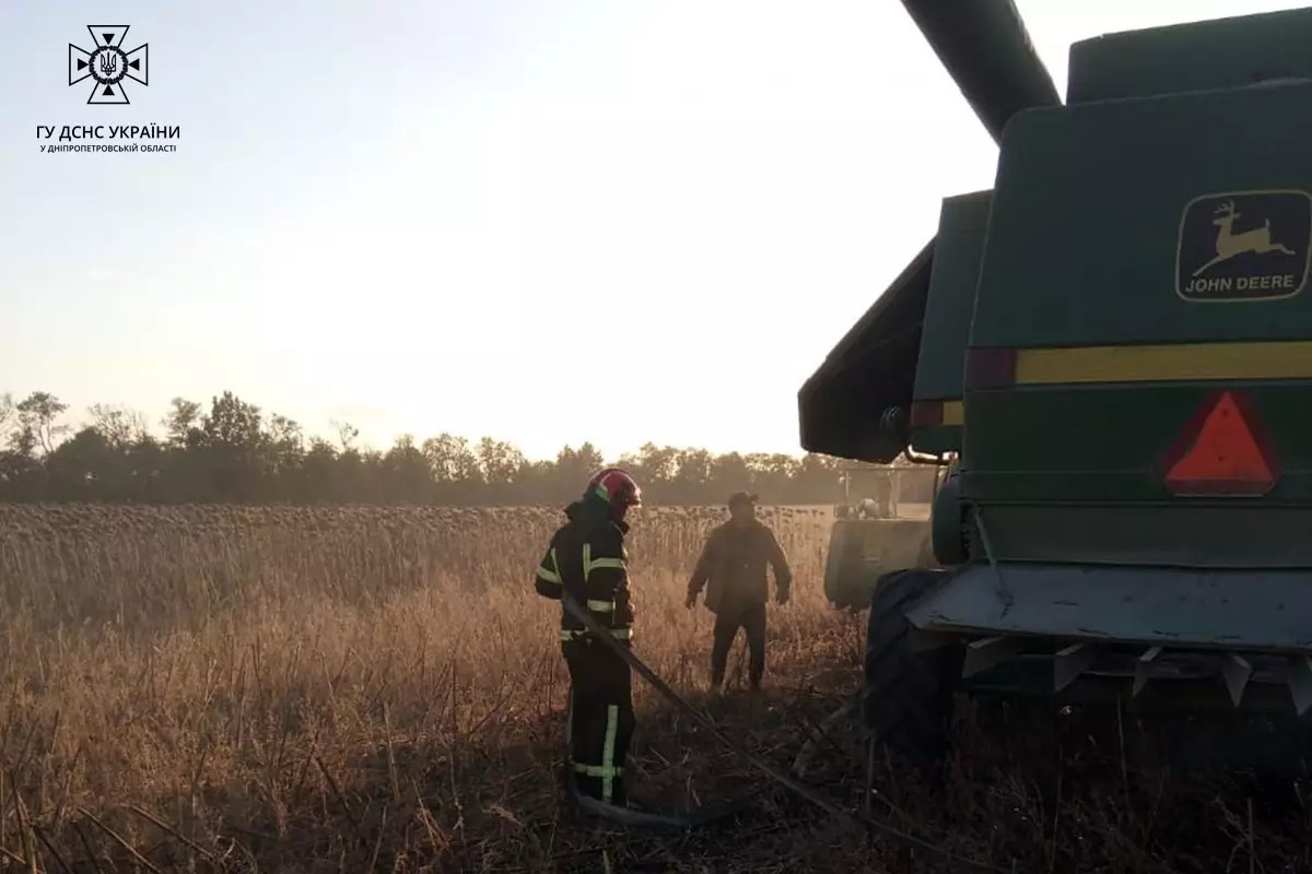 На Дніпропетровщині під час роботи загорівся зернозбиральний комбайн