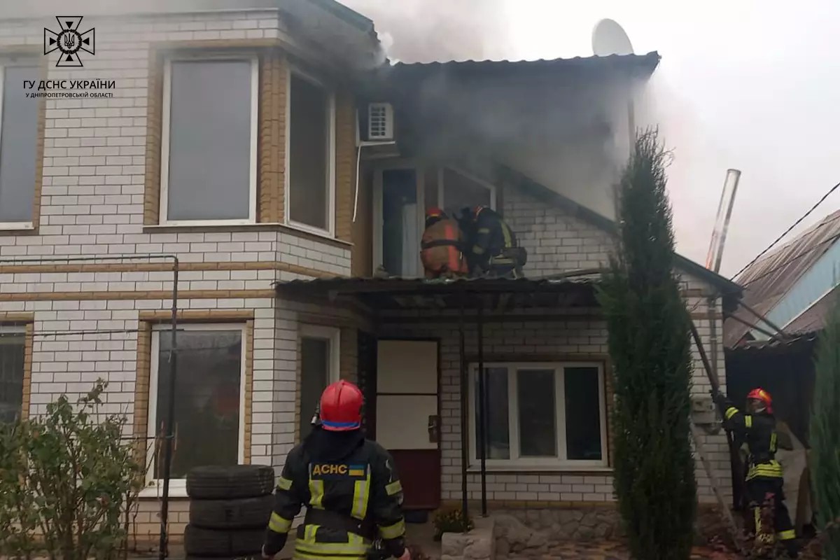 Вогонь охопив дах та перекриття будинку