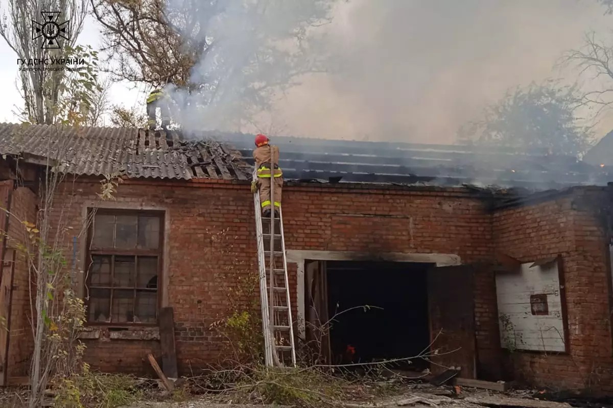 У Марганці рятувальники загасили пожежу у покинутій будівлі 