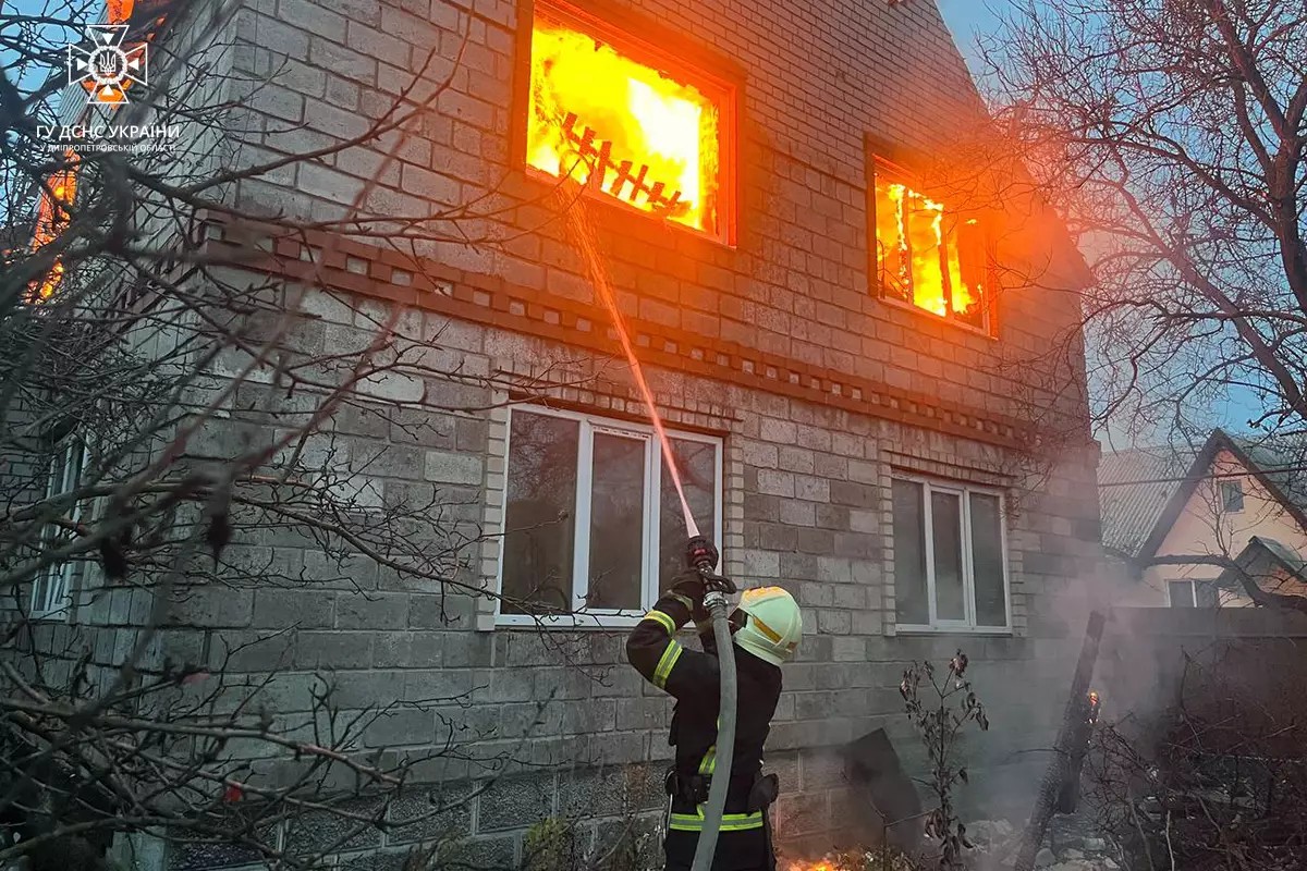 На Дніпропетровщині надзвичайники ліквідували пожежу у двоповерховому будинку 