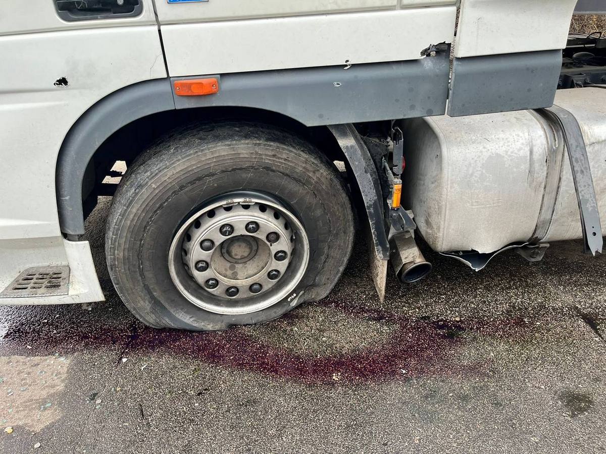 Під ворожий обстріл потрапив водій вантажівки