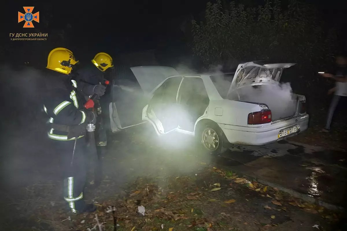 У Нікополі на тимчасовій зупинці горіла Mazda-323