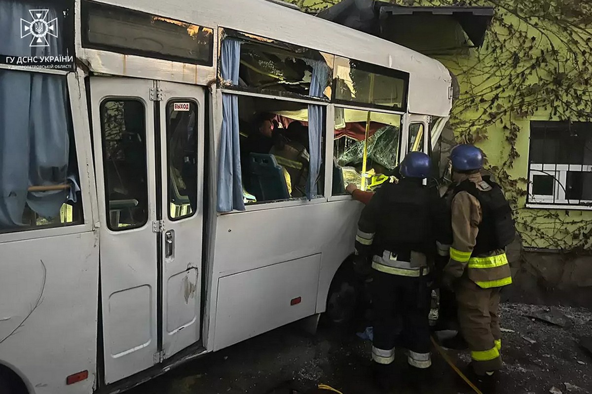 У Нікополі на вулиці Патріотів України водій автобуса врізався у житловий будинок