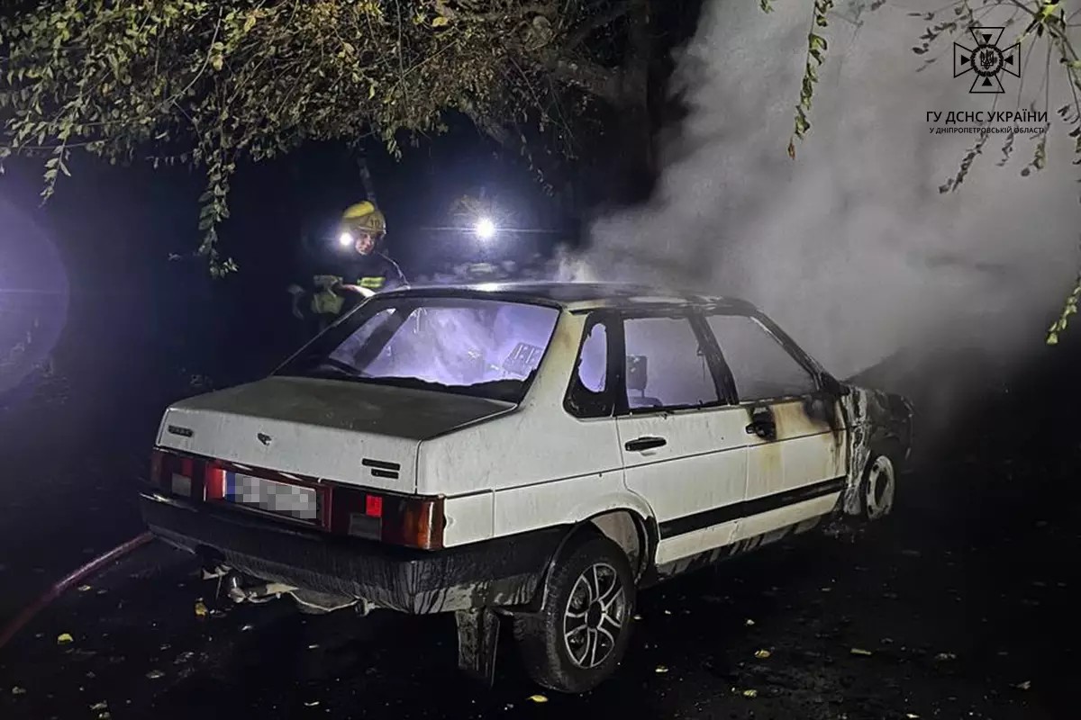 У Дніпропетровській області на тимчасовій зупинці палала автівка 
