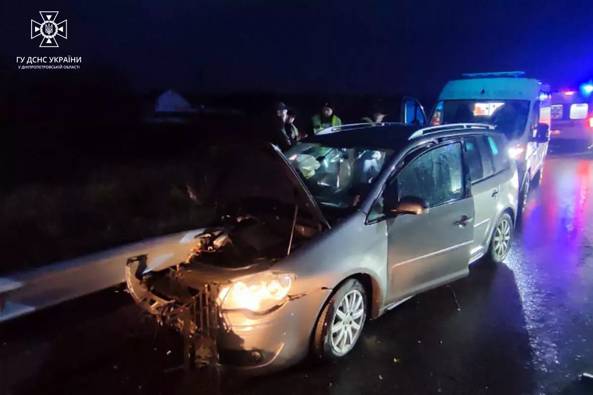 На Дніпропетровщині водій Volkswagen Touran зіткнувся з відбійником