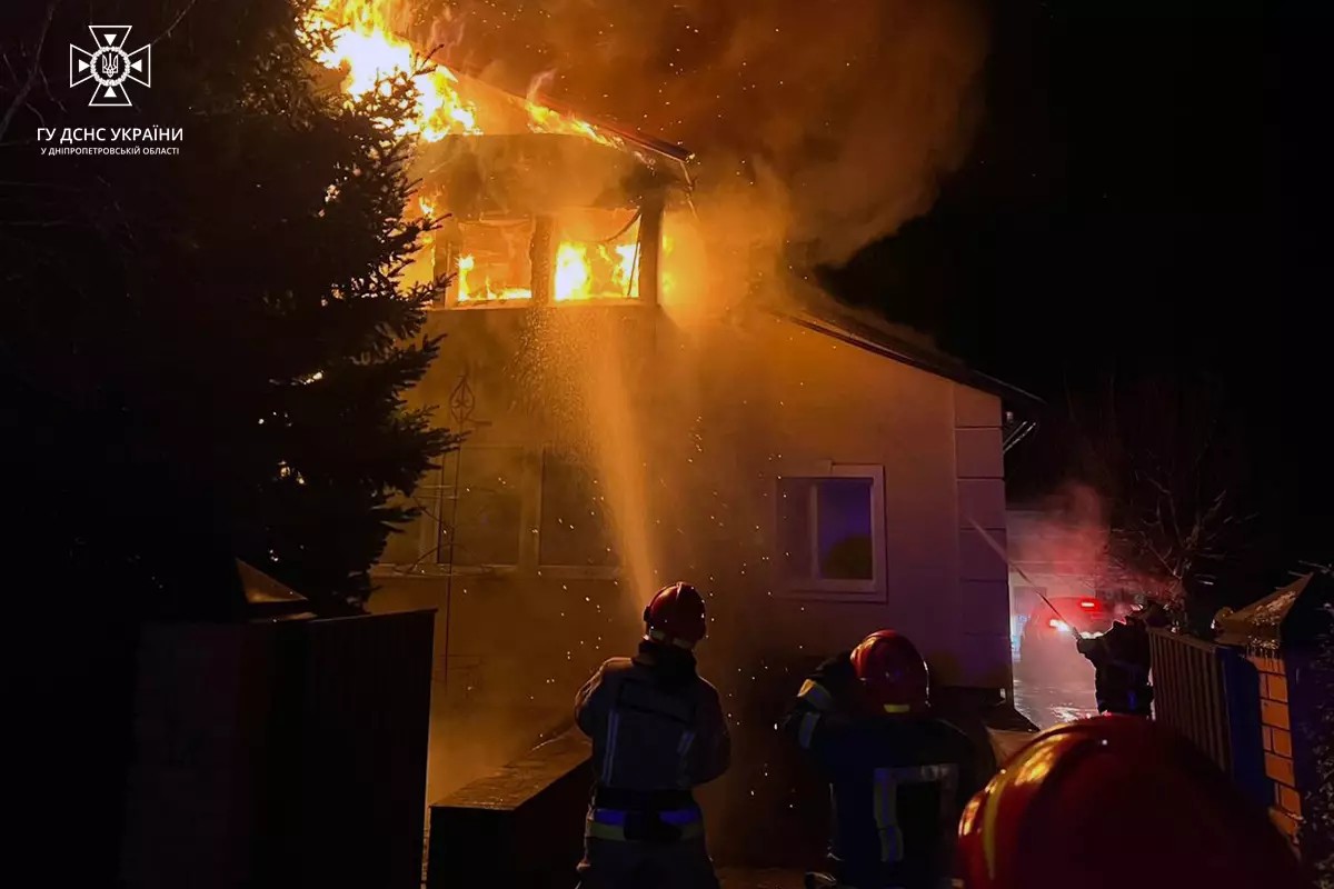 На Дніпропетровщині 16 рятувальників ліквідували пожежу у двоповерховому будинку 