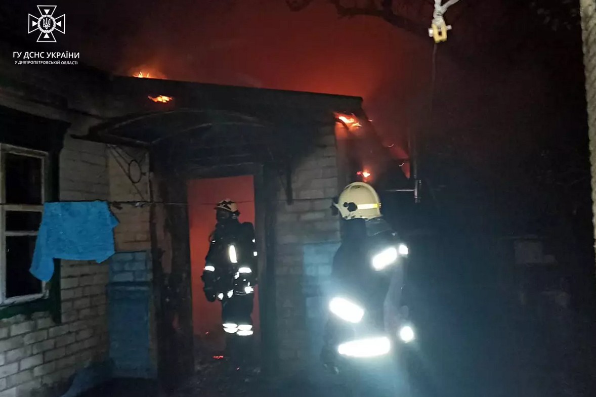 На Дніпропетровщині під час пожежі у житловому будинку постраждало двоє людей