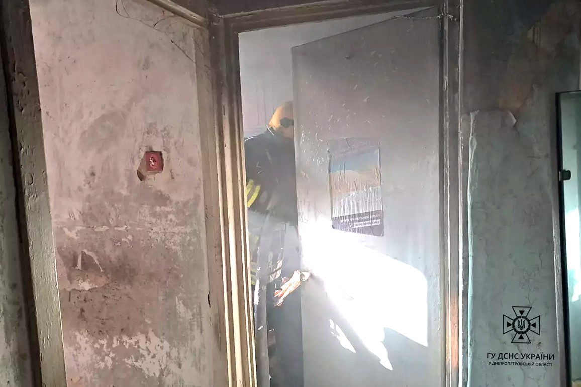 У Нікополі на вулиці Шевченко горіла квартира: вогнеборці врятували жінку