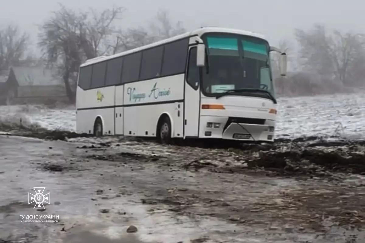 На Дніпропетровщині рятувальники відбуксували пасажирський автобус