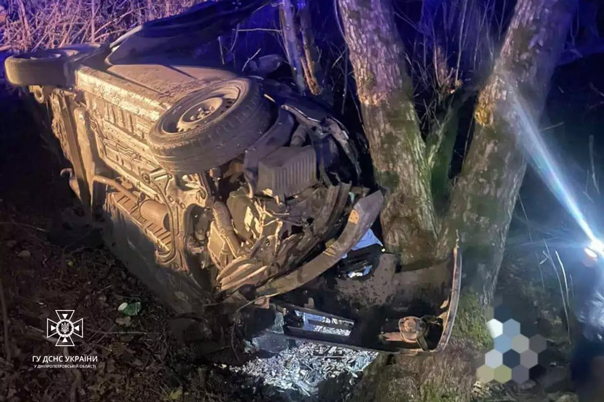 В салоні автівки затиснуло травмованого чоловіка та тіло загиблого