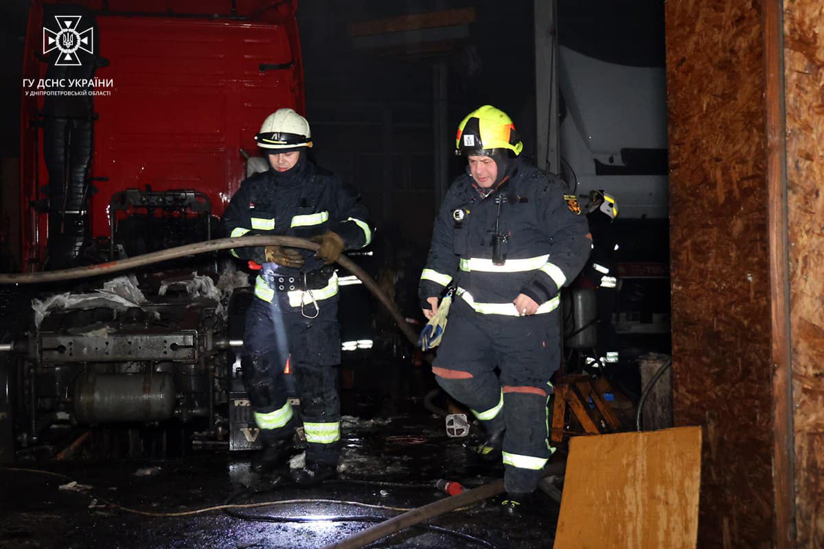 У Дніпропетровській області 21 рятувальник гасили пожежу на СТО 