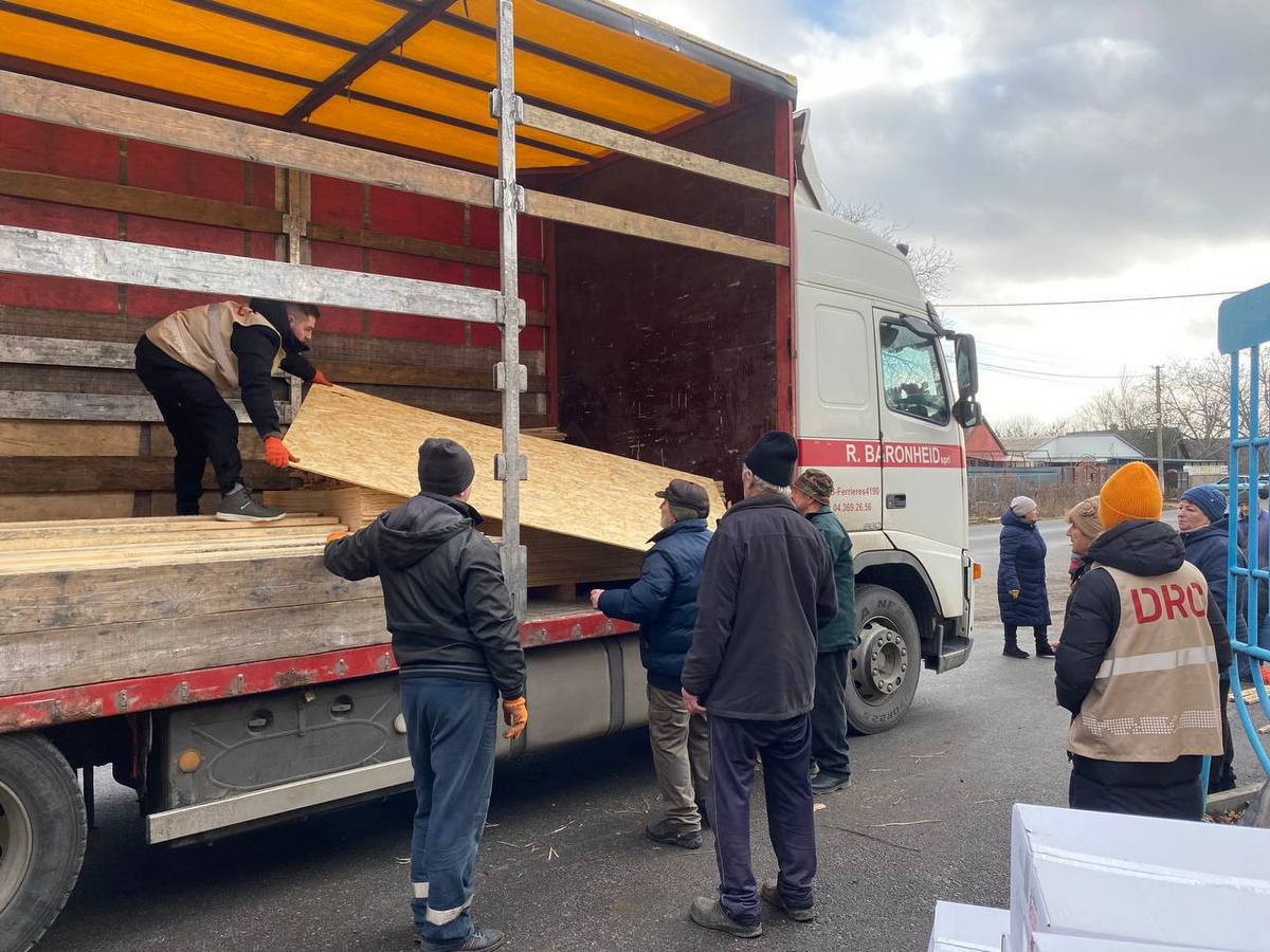 Вони допоможуть відновити дахи та стіни будівель пошкоджених внаслідок ворожих обстрілів