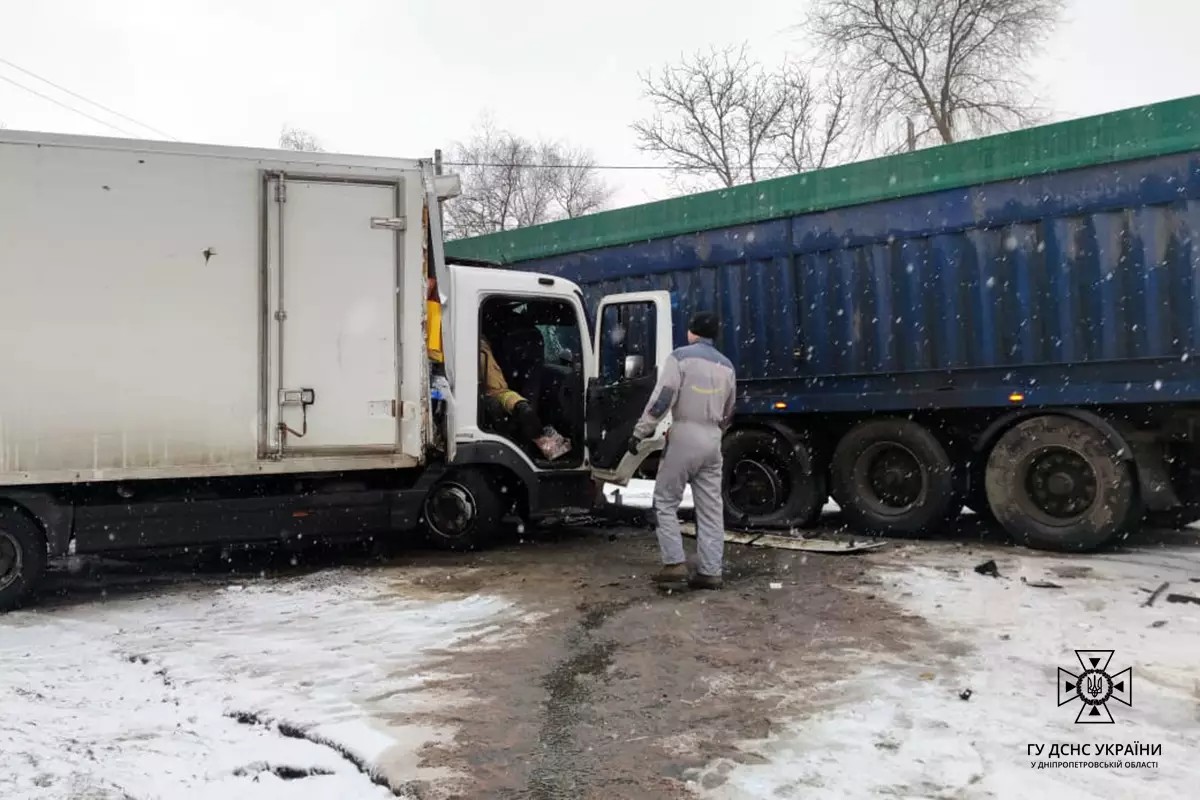 На Дніпропетровщині одна вантажівка в'їхала в причеп іншої