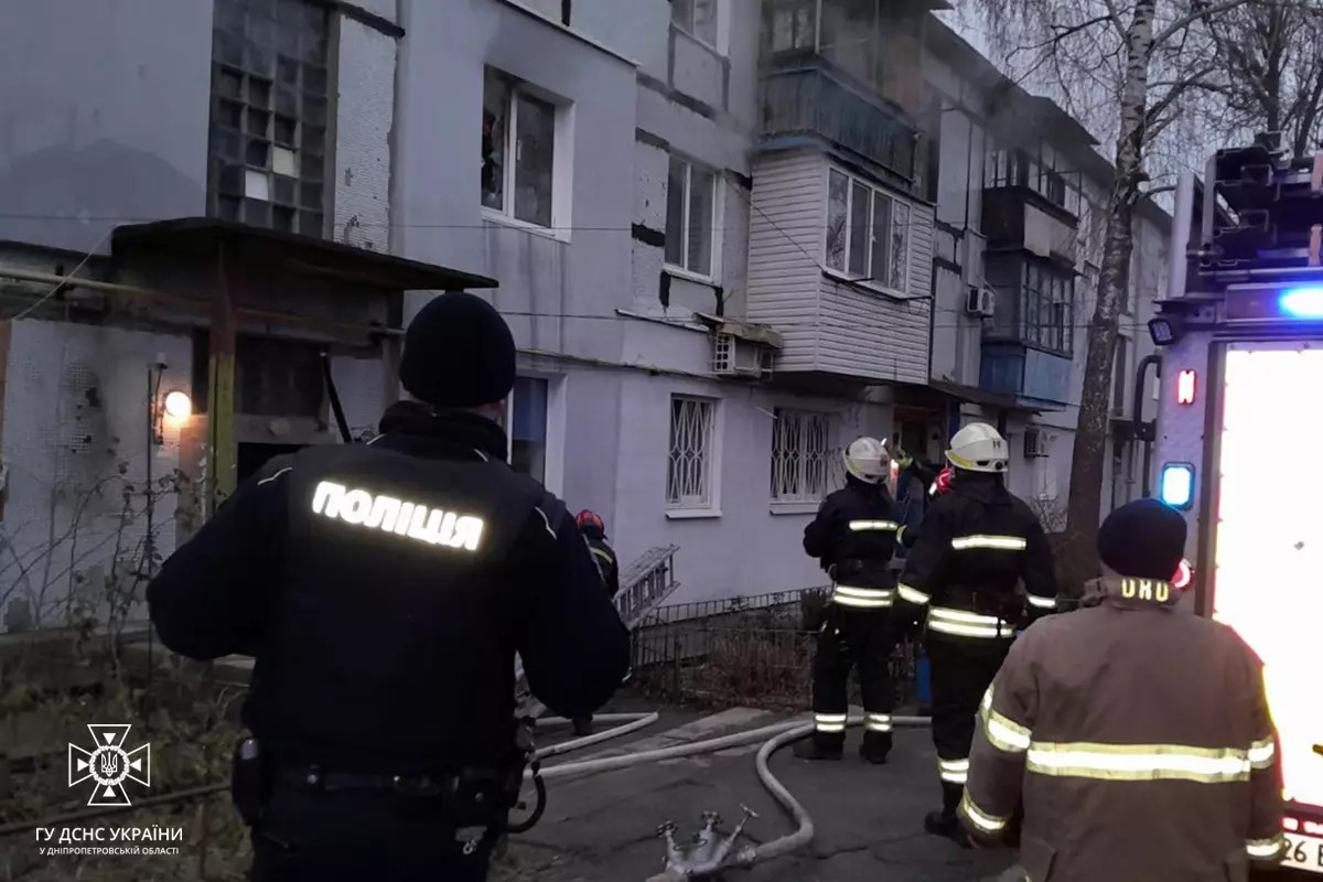 На Дніпропетровщині рятувальники за допомогою драбини вивели на повітря двох людей з палаючої квартири 