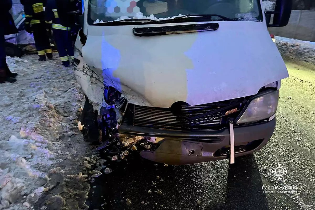 На Дніпропетровщині зіткнулись Daewoo та мікроавтобус Mercedes-Sprinter