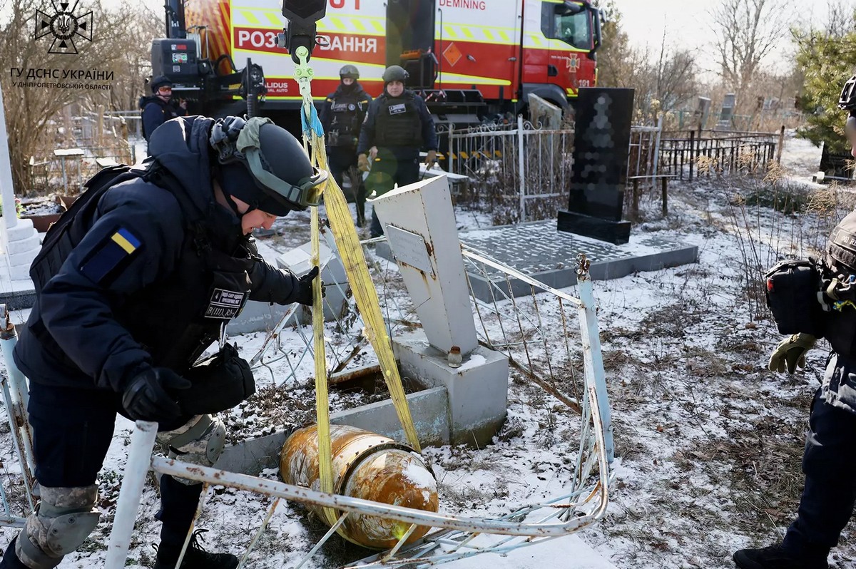 Піротехніки знищили бойову частину російської ракети у Дніпровському районі