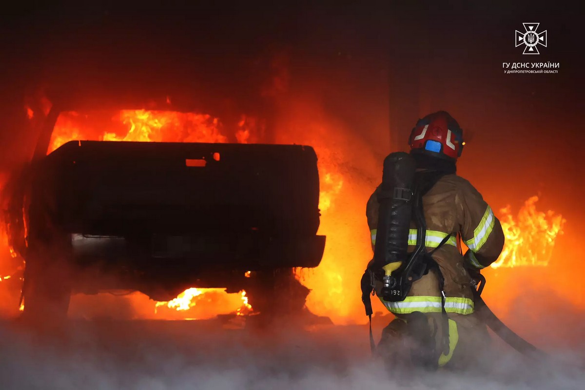 На Дніпропетровщині 38 рятувальників ліквідували масштабну пожежу на СТО 