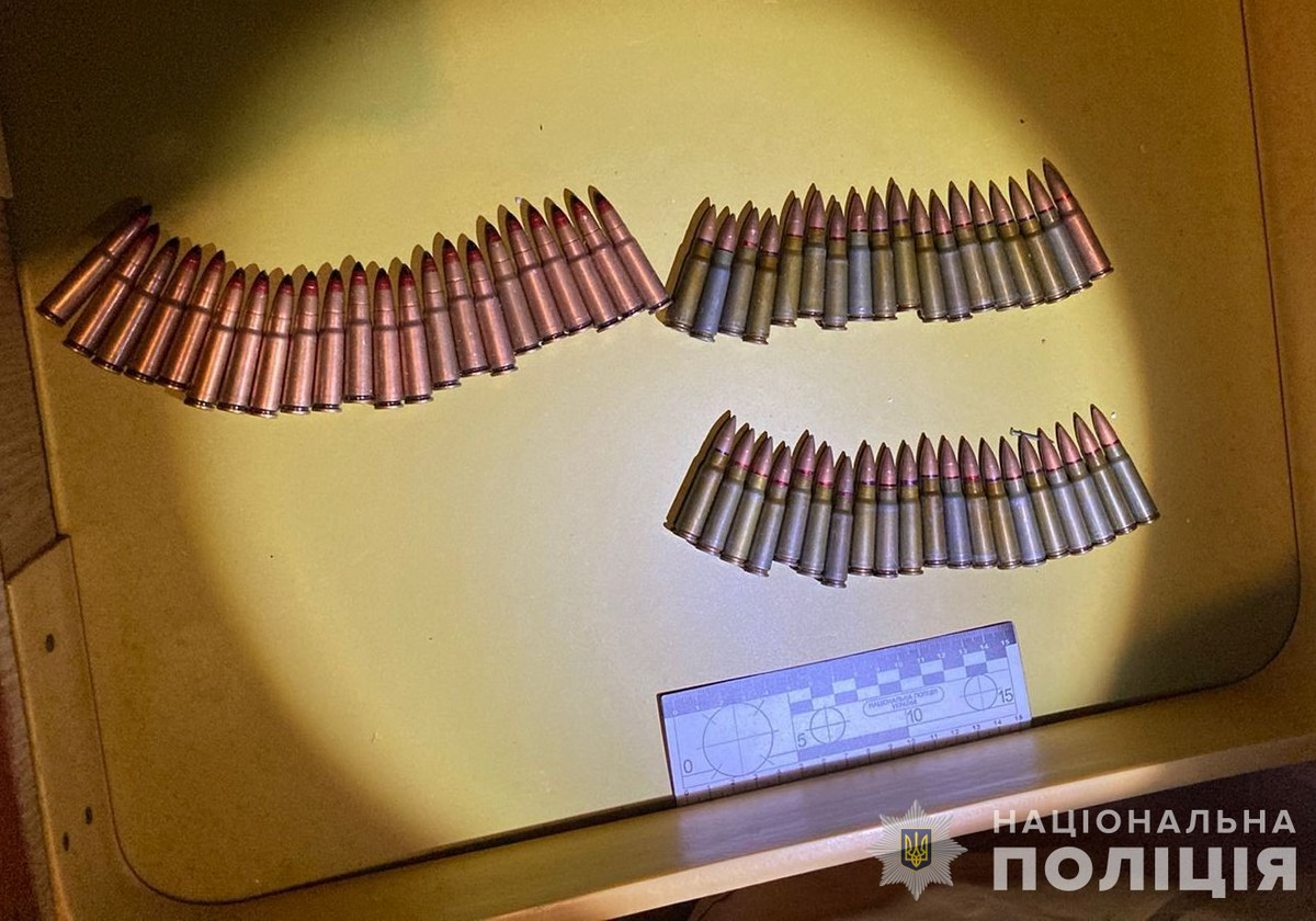На Дніпропетровщині 27-річний чоловік зберігав у власному будинку гранати та автомат з набоями